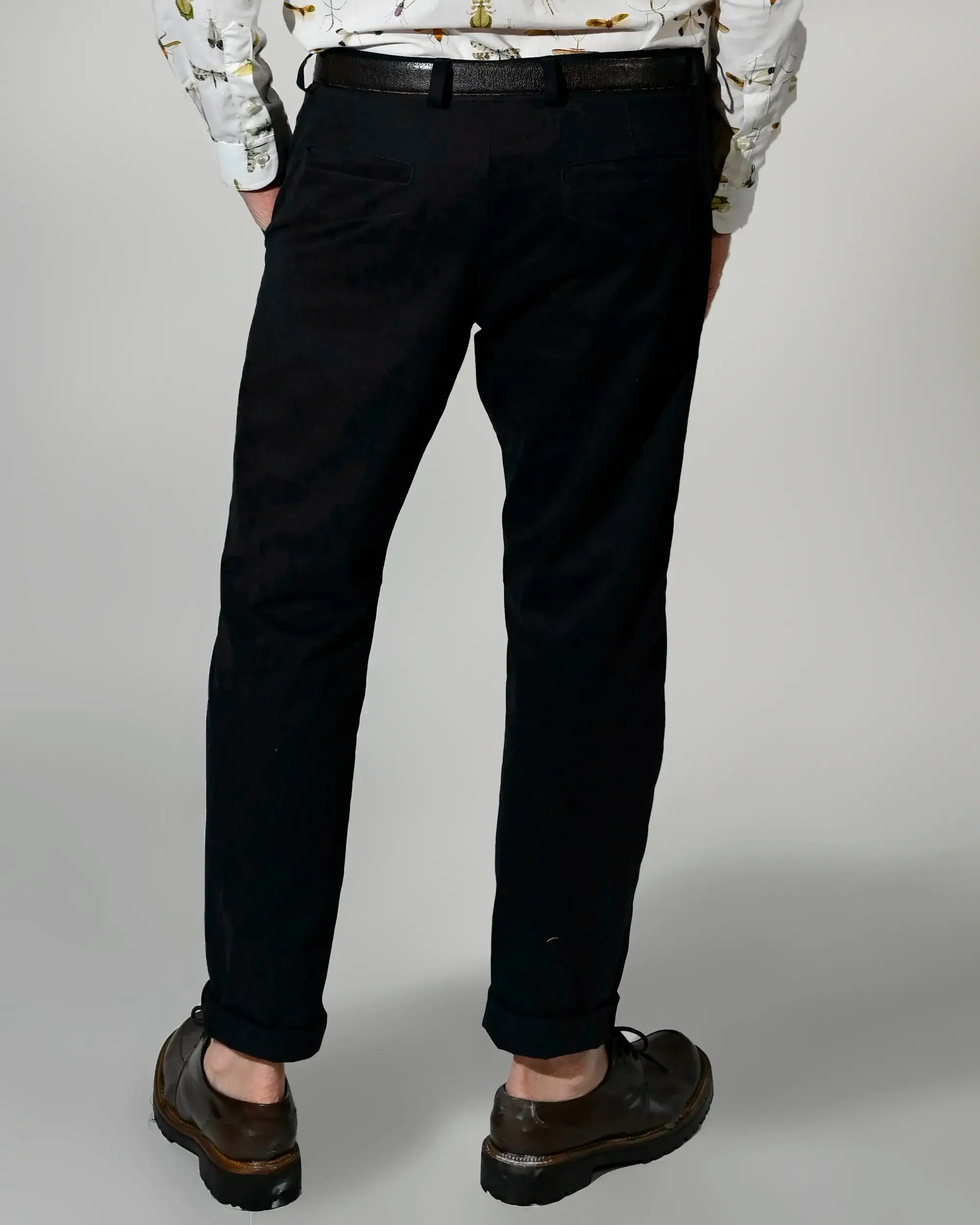 detalhe costas calça masculina alfaiataria preta