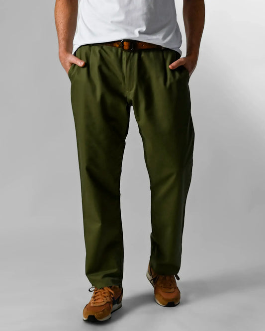 modelo usando calça verde