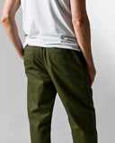 detalhe do bolso traseiro calça masculina