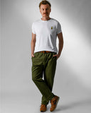 modelo usando camiseta branca e calça sarja verde oliva