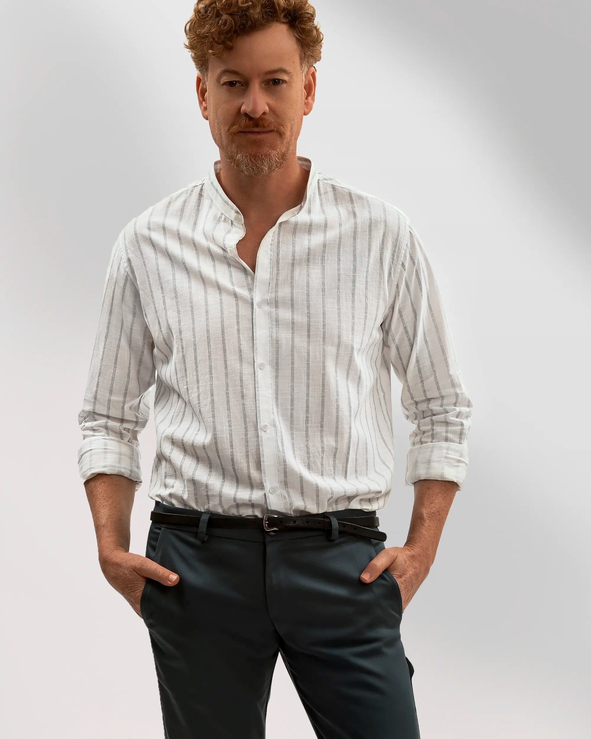 modelo usando camisa listrada e calça sarja
