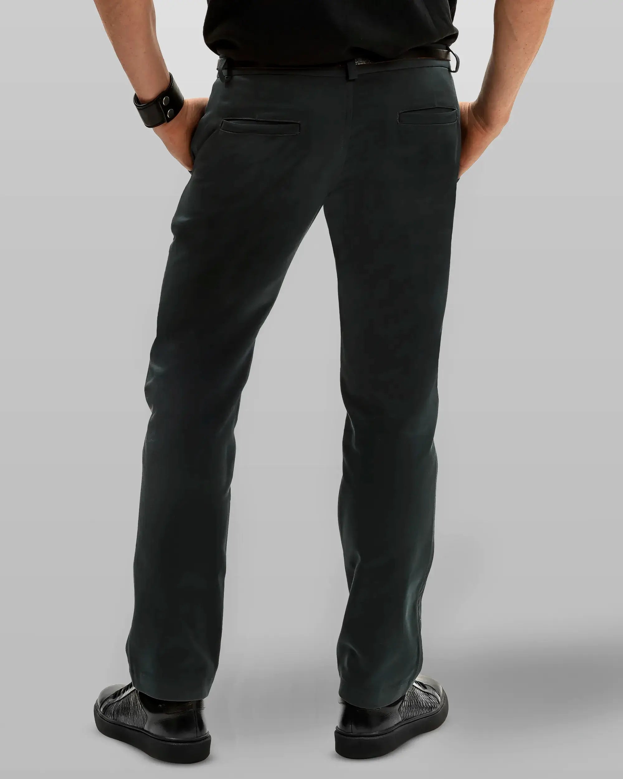 costas da calça masculina de sarja azul petróleo