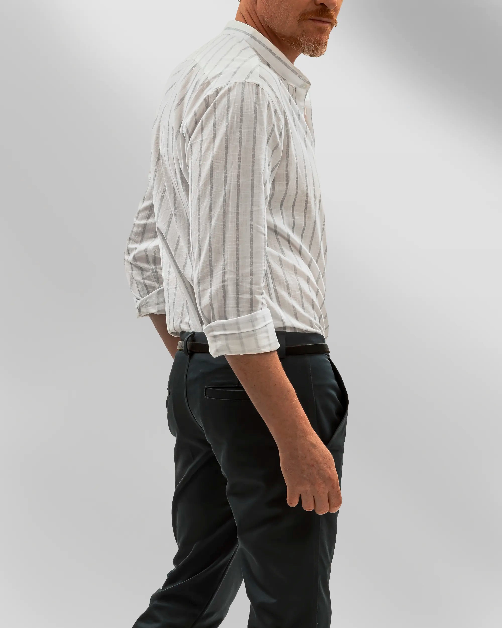 close dos bolsos da calça masculina reta de sarja