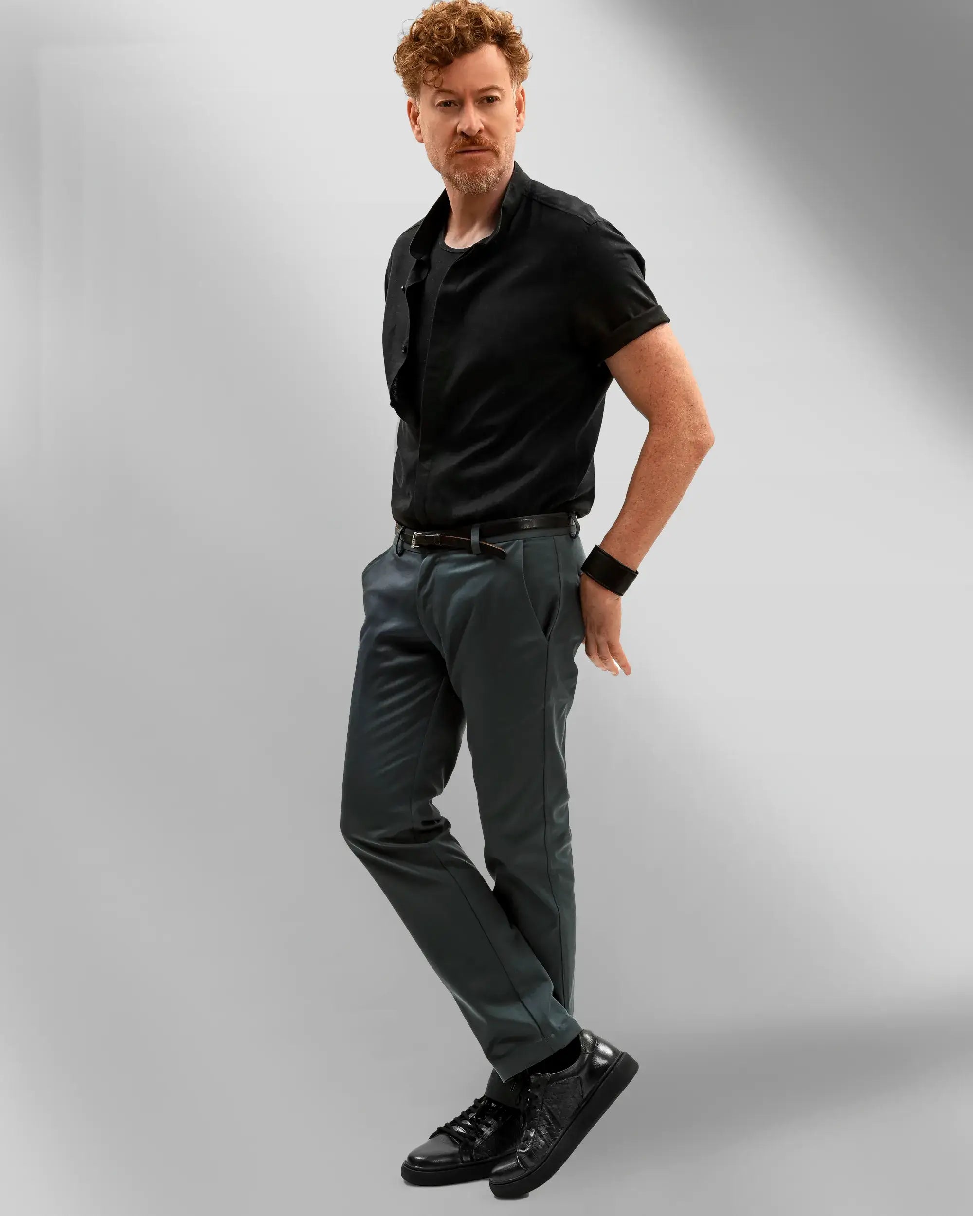 look camisa preta manga curta com calça de sarja masculina azul petróleo