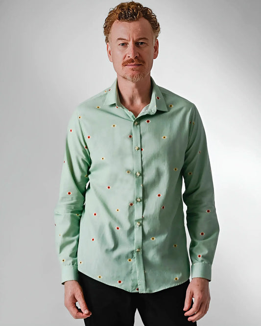 Modelo usando camisa manga longa verde