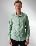 Modelo usando camisa manga longa verde