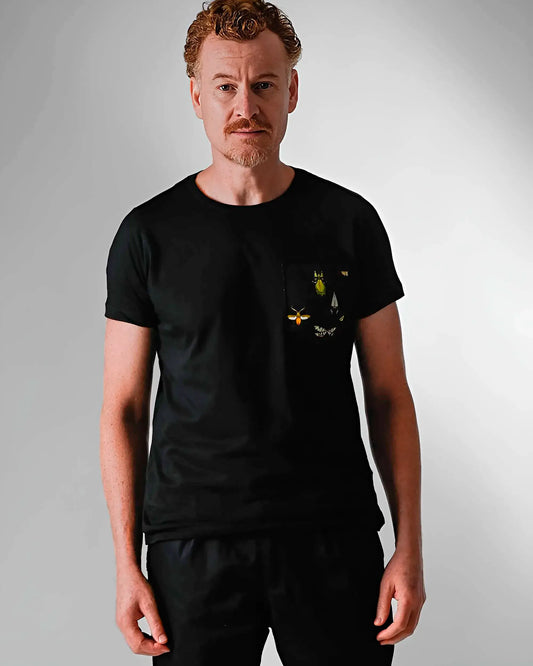 camiseta preta com bolso estampado