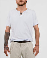 Camiseta Branca Detalhe