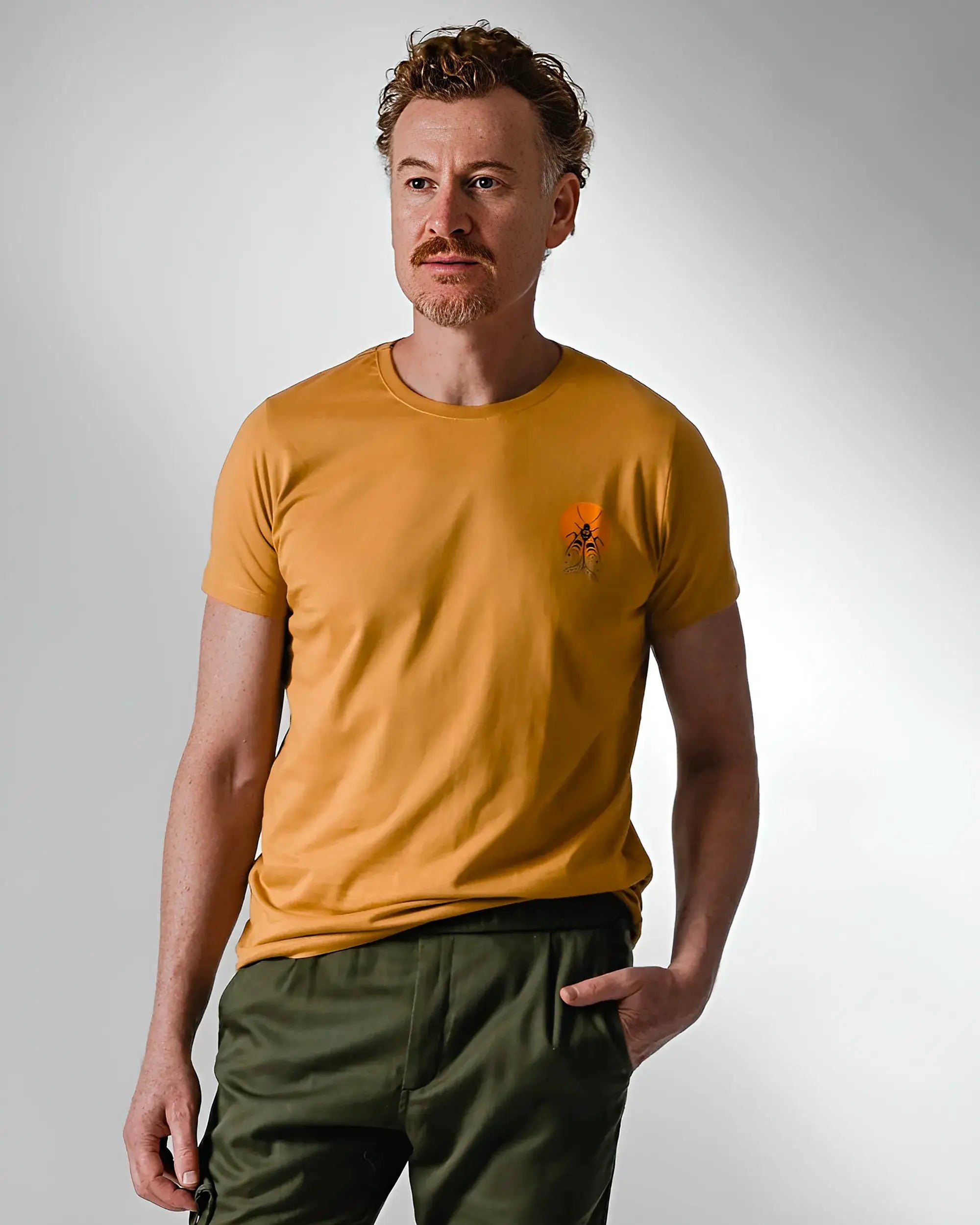 detalhe da estampa da camiseta masculina mostarda
