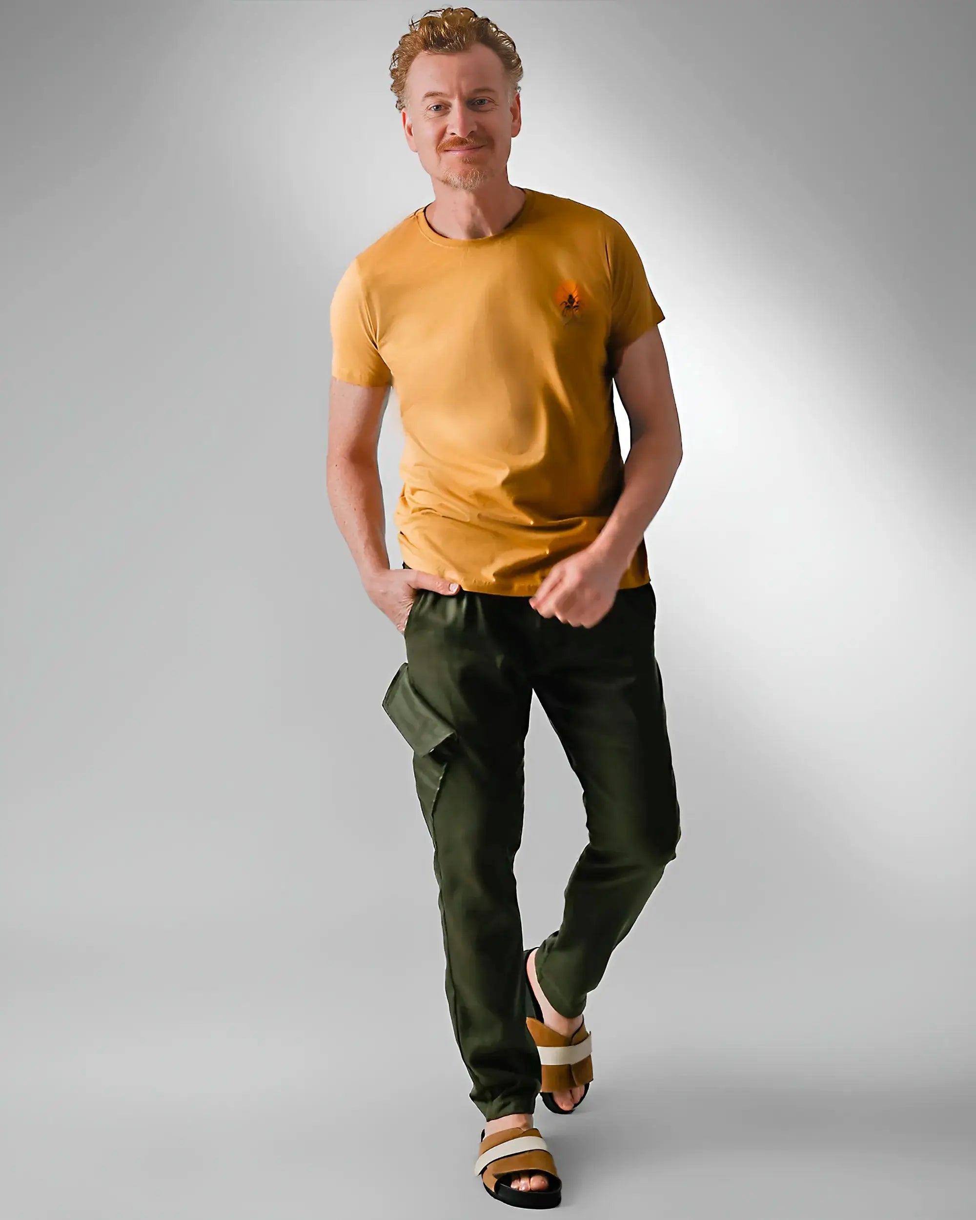 Look calça verde cargo e camiseta mostarda