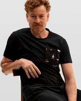 Camiseta em Algodão Preta com Bolso