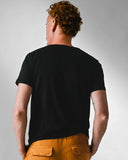 detalhe das costas da comiswta preta masculina