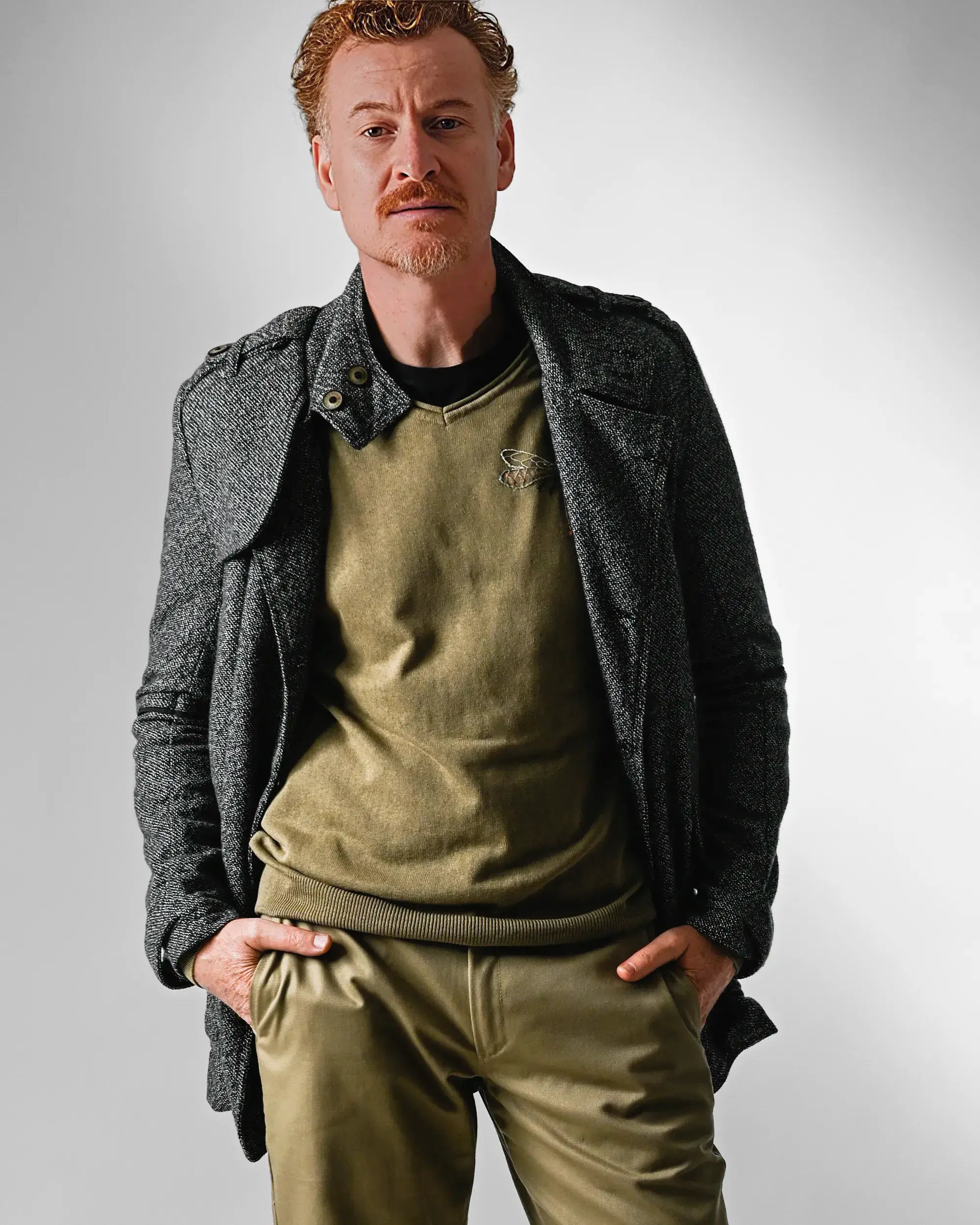 foto de modelo usando casaco sobre blusa de malha
