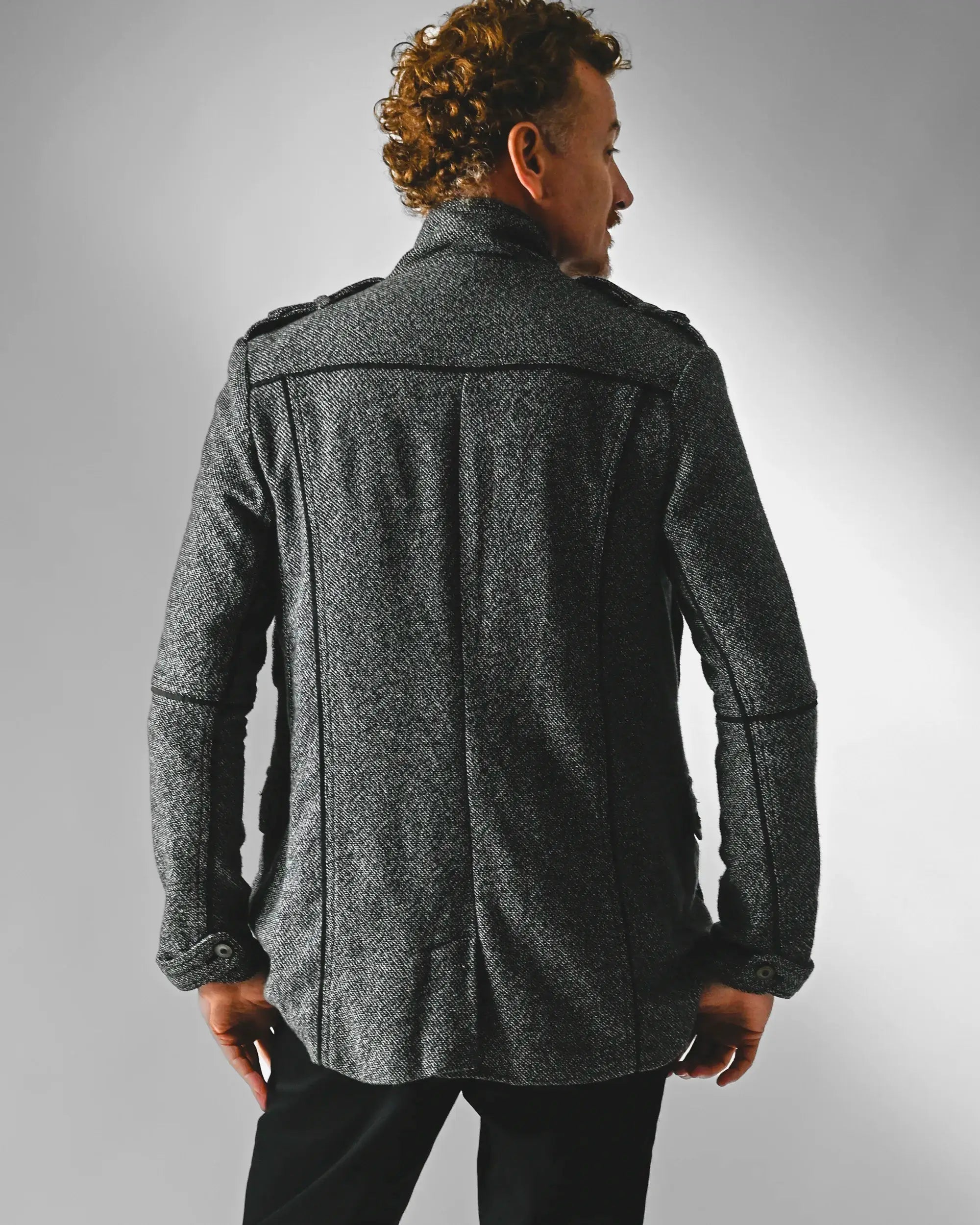 detalhe costas casaco masculino