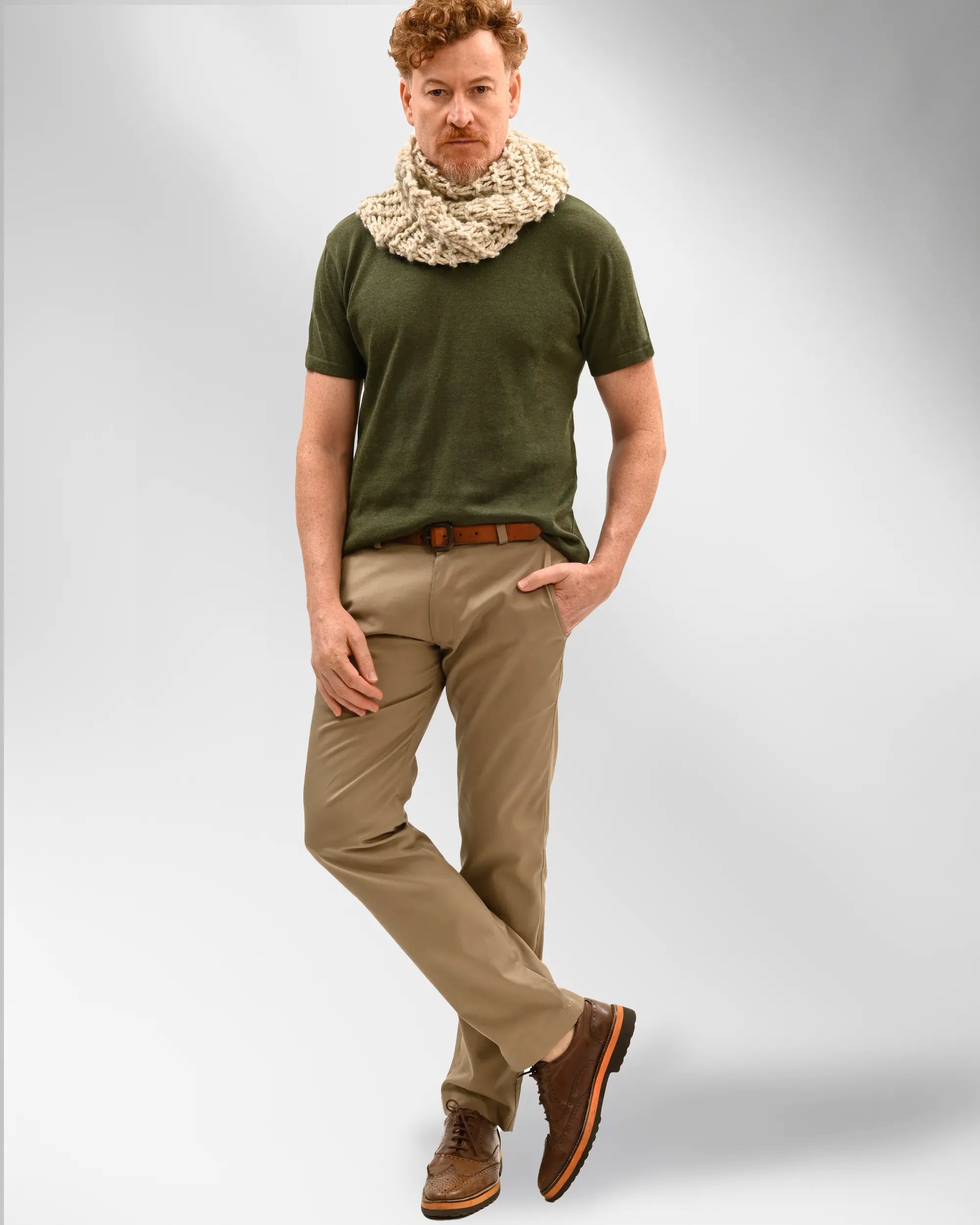 look tricô manga curta e calça masculina de sarja caqui