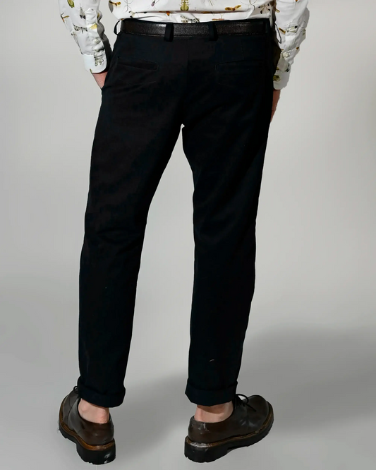 detalhe costas calça masculina alfaiataria preta 