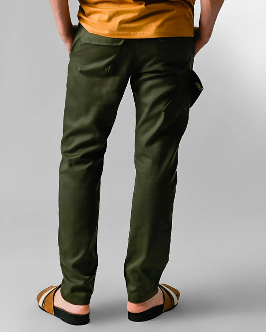 detalhe das costas da calça masculina 