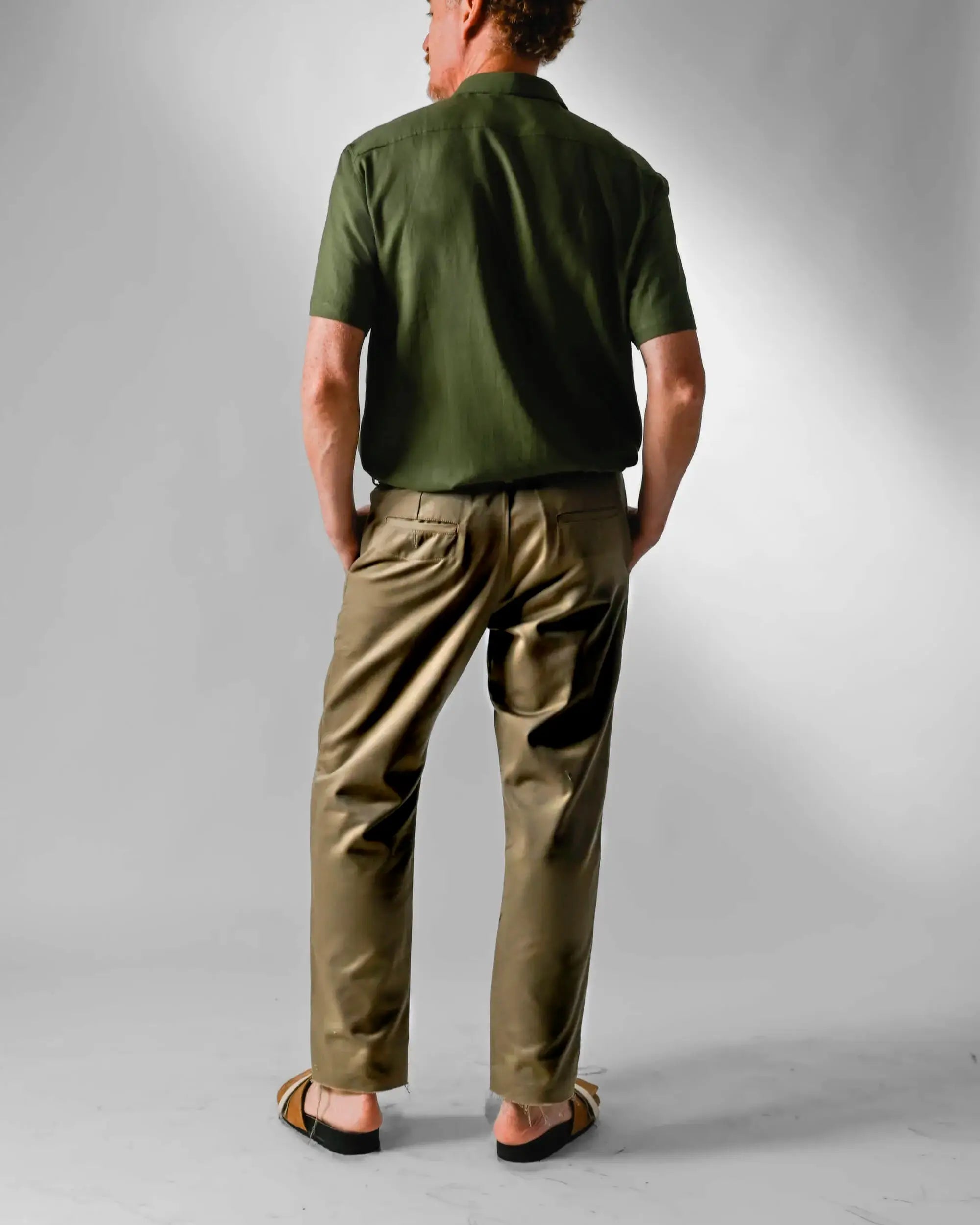 Look costas modelo usando camisa e calça 