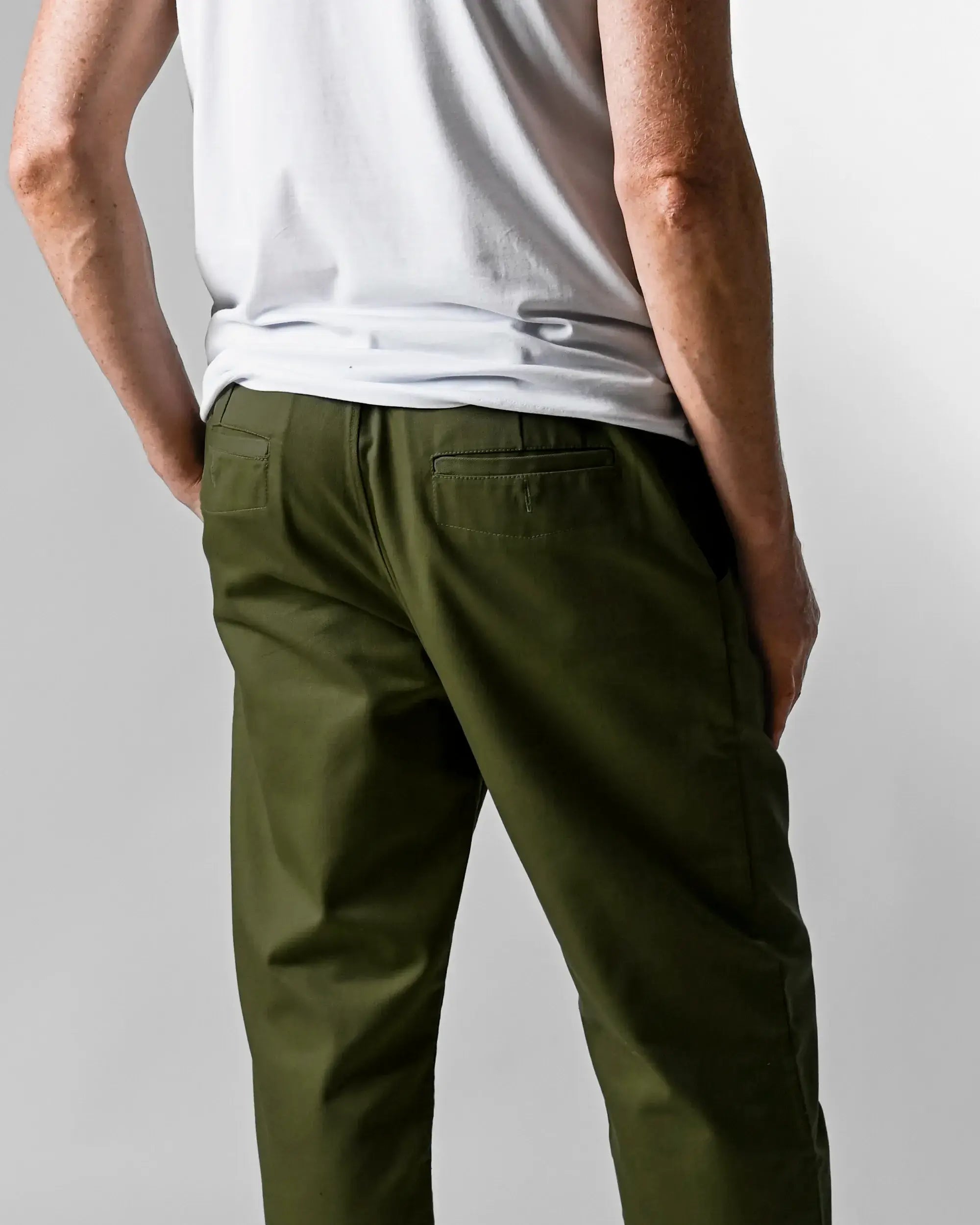 detalhe do bolso traseiro calça masculina 