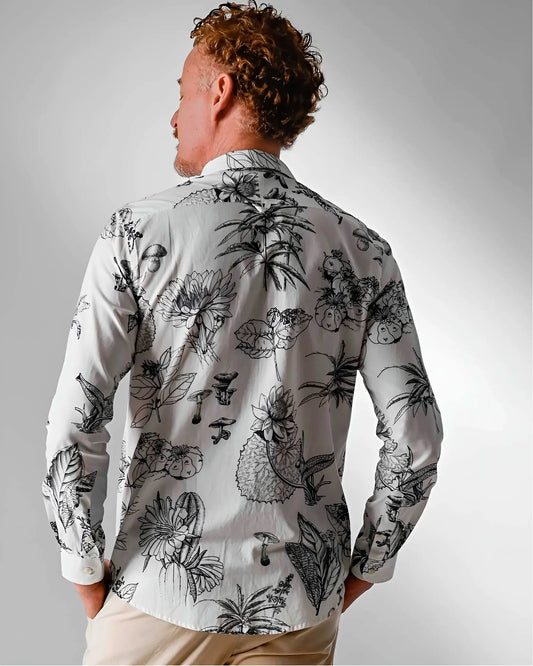 detalhe das costas estampada da camisa masculina