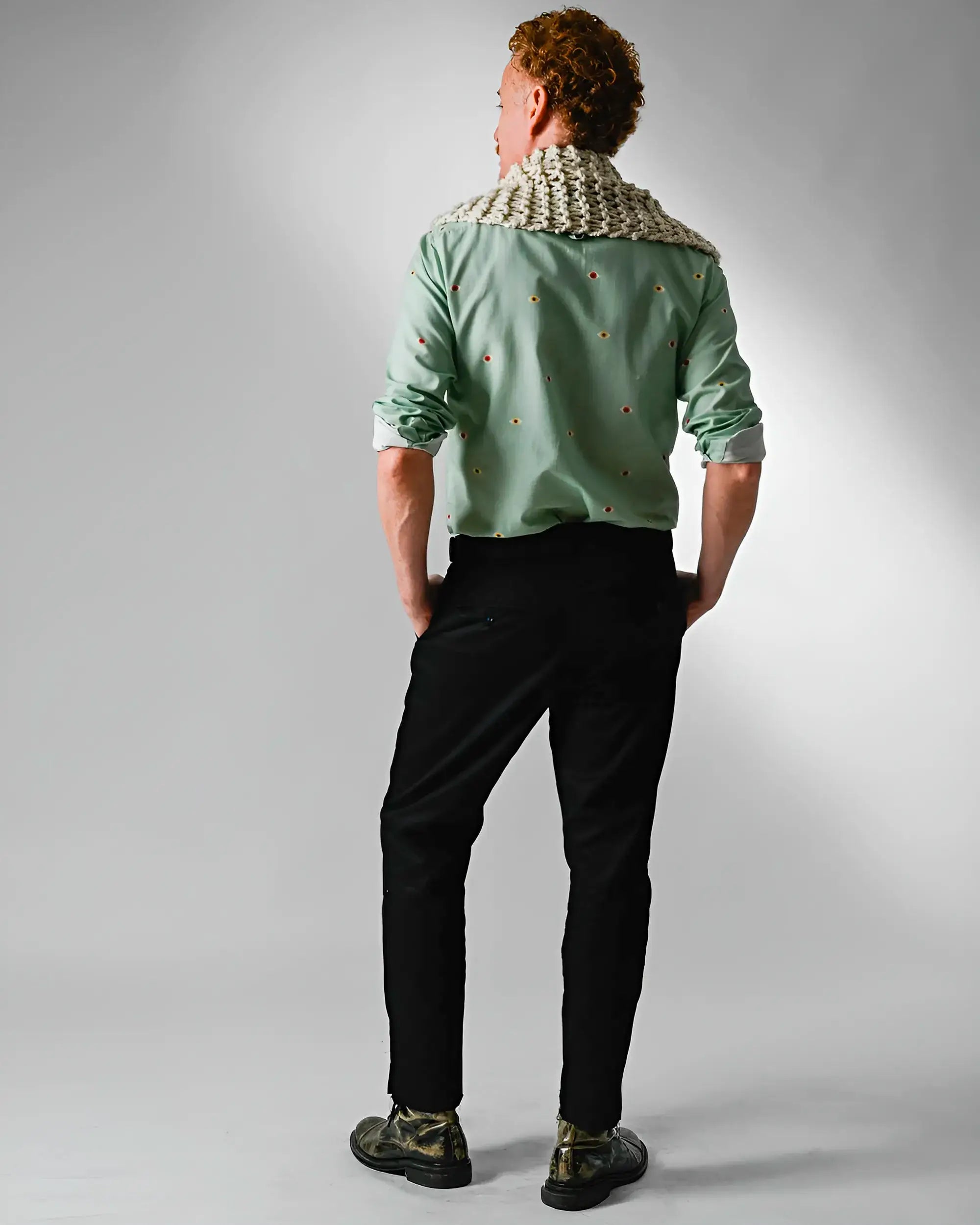 look camisa verde menta com calça preta