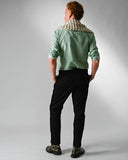 look camisa verde menta com calça preta