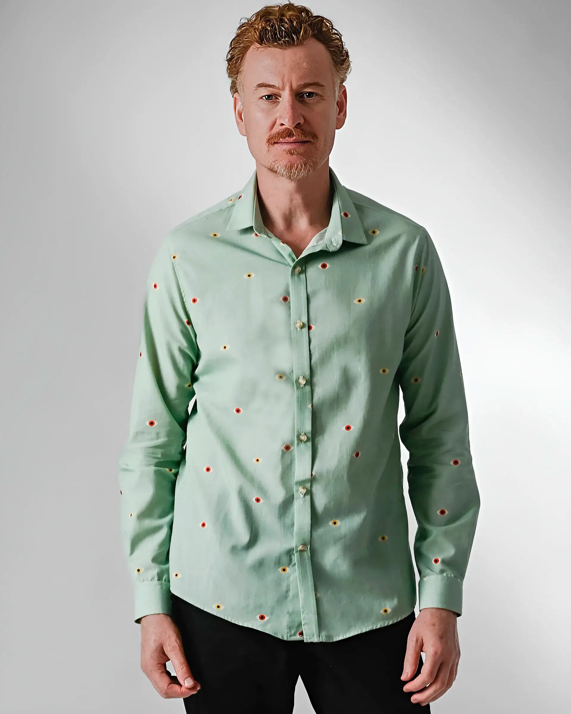 Modelo usando camisa manga longa verde 