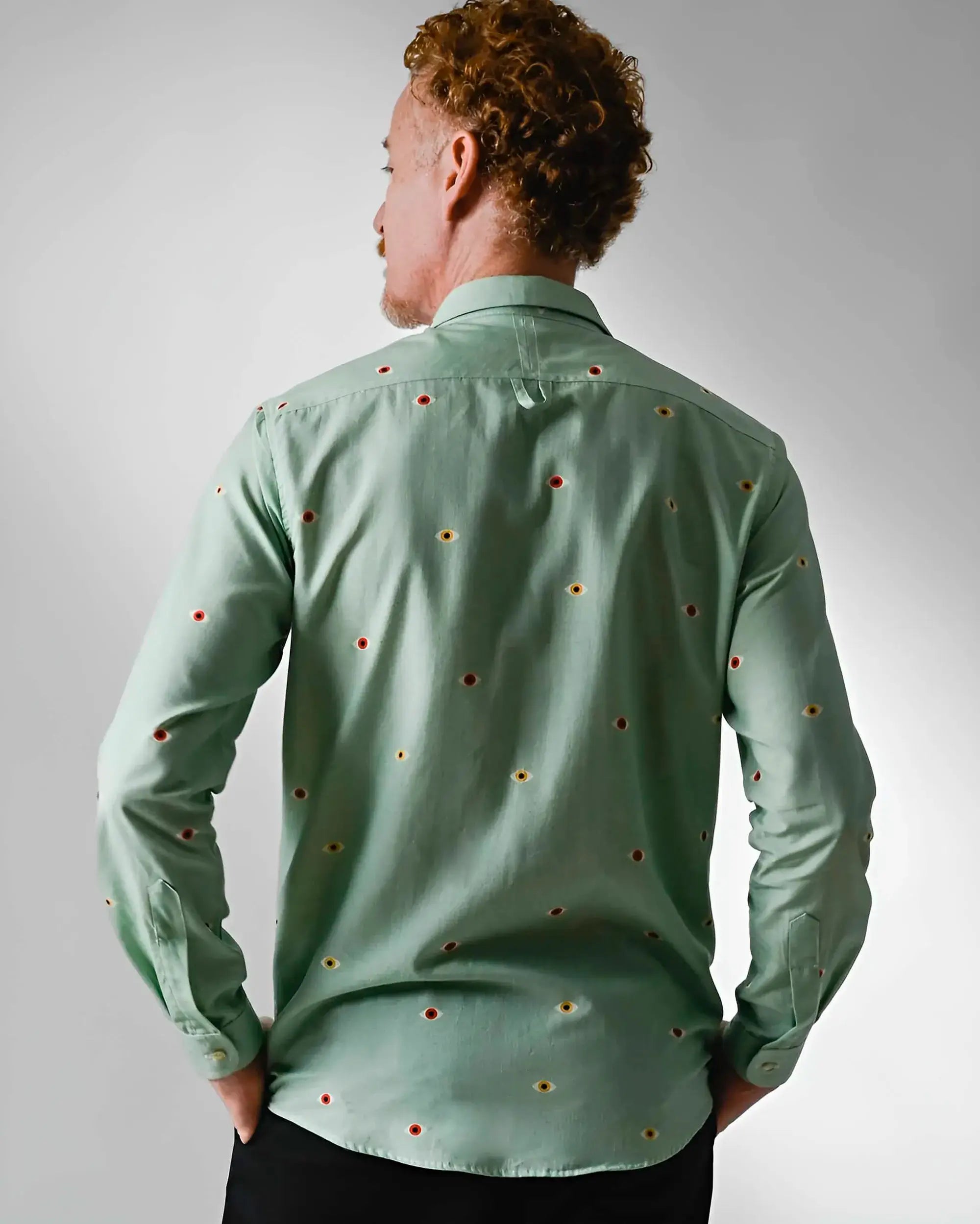 detalhe camisa masculina costas