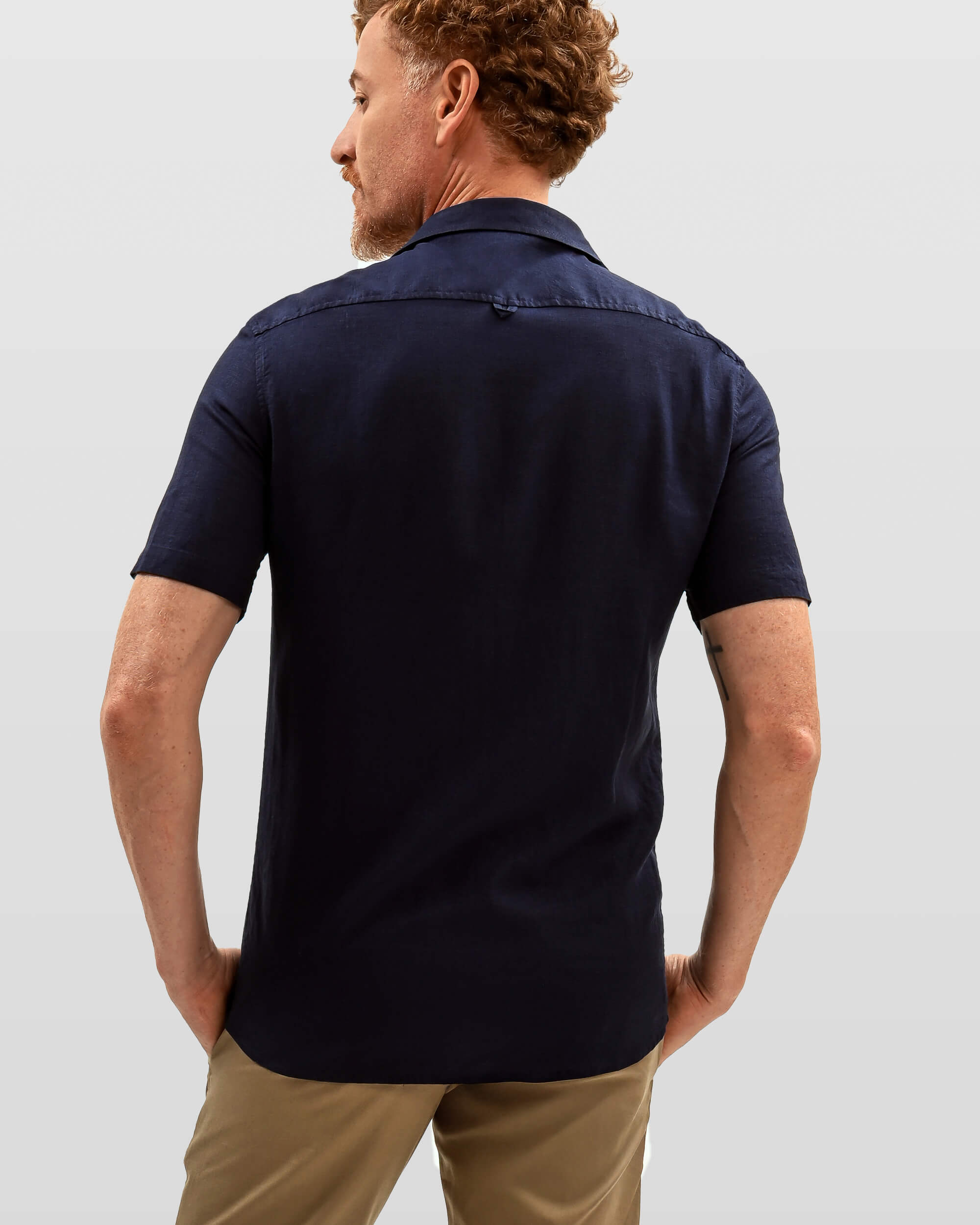 Camisa em Cambraia de Linho com Dois Bolsos