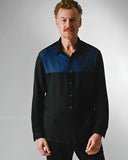 Camisa masculina de botão nas cores preta com recorte azul  no peito.