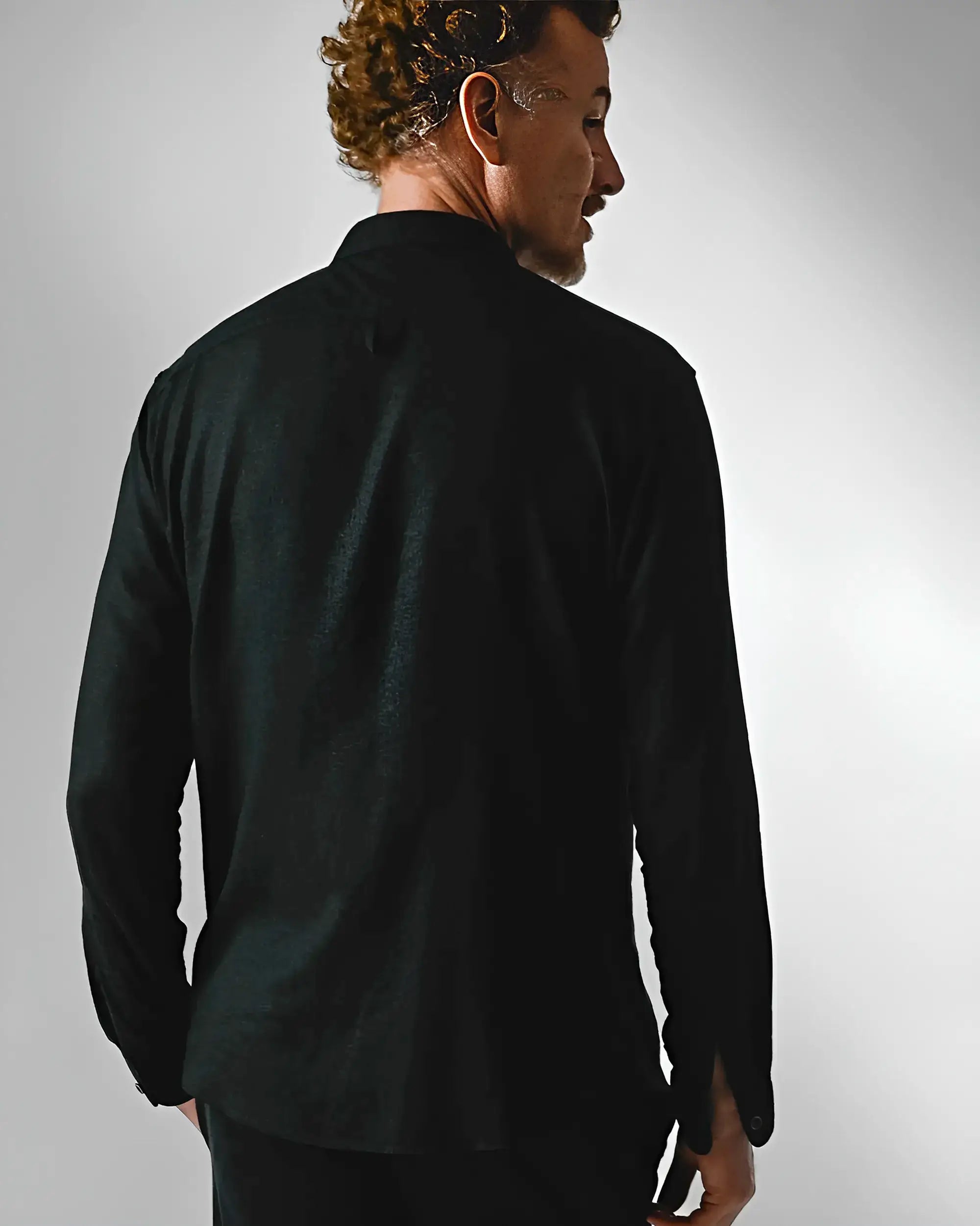 Camisa masculina de botão nas cores preta com recorte azul  no peito vista das costas