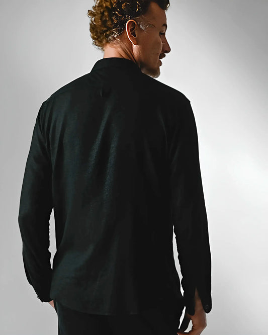 Camisa masculina de botão nas cores preta com recorte azul  no peito vista das costas