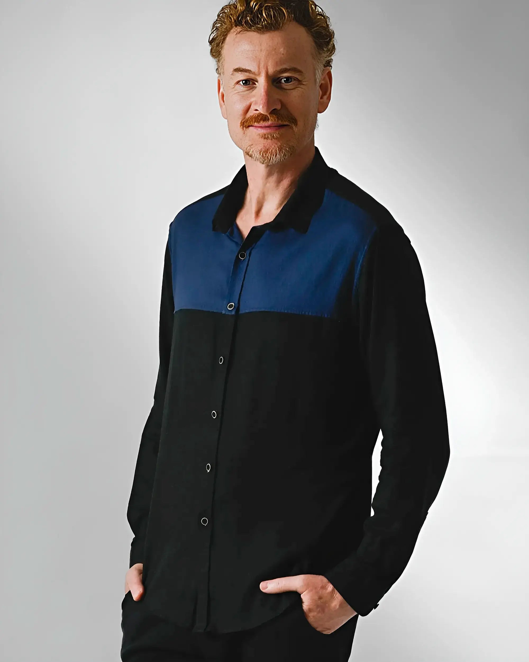 Detalhe frente Camisa masculina de botão nas cores preta com recorte azul  no peito.