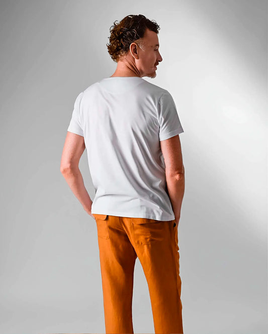 Detalhe  da camiseta masculina costas
