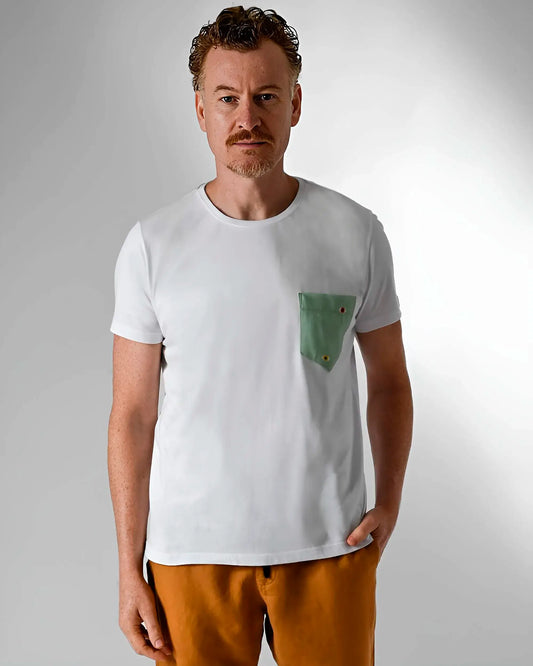 camiseta branca com bolso estampado 