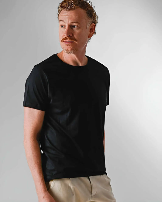 modelo com camiseta masculina e calça sarja