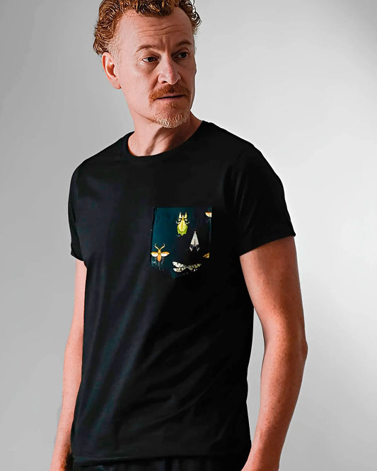detalhe da camiseta masculina com bolso estampado