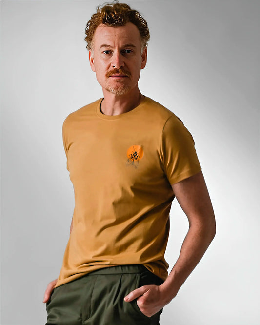 modelo usando camiseta mostarda 