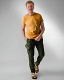 Look calça verde cargo e camiseta mostarda 