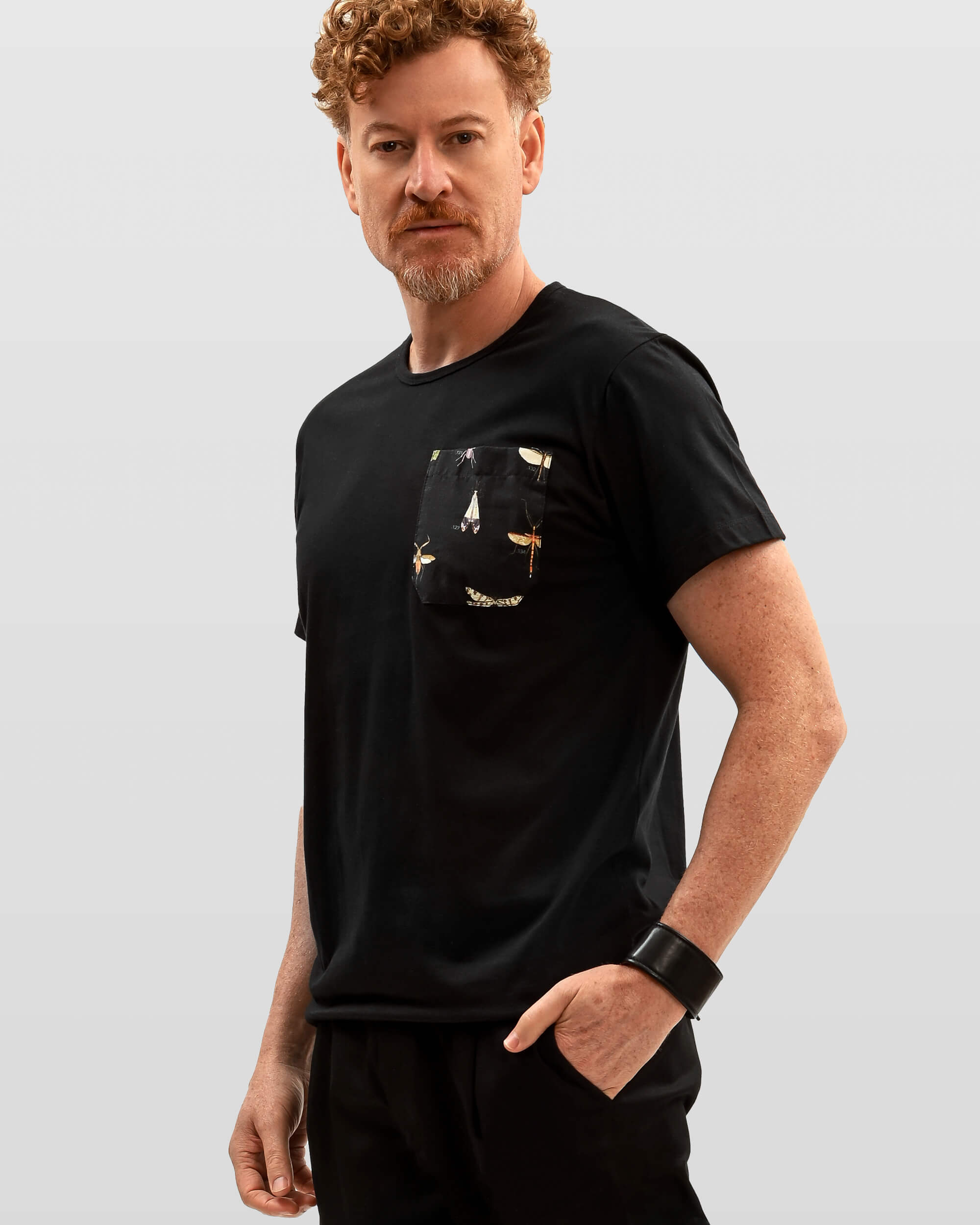 Camiseta em Algodão Preta com Bolso