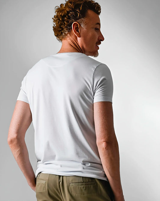 detalhe costas camiseta pima branca