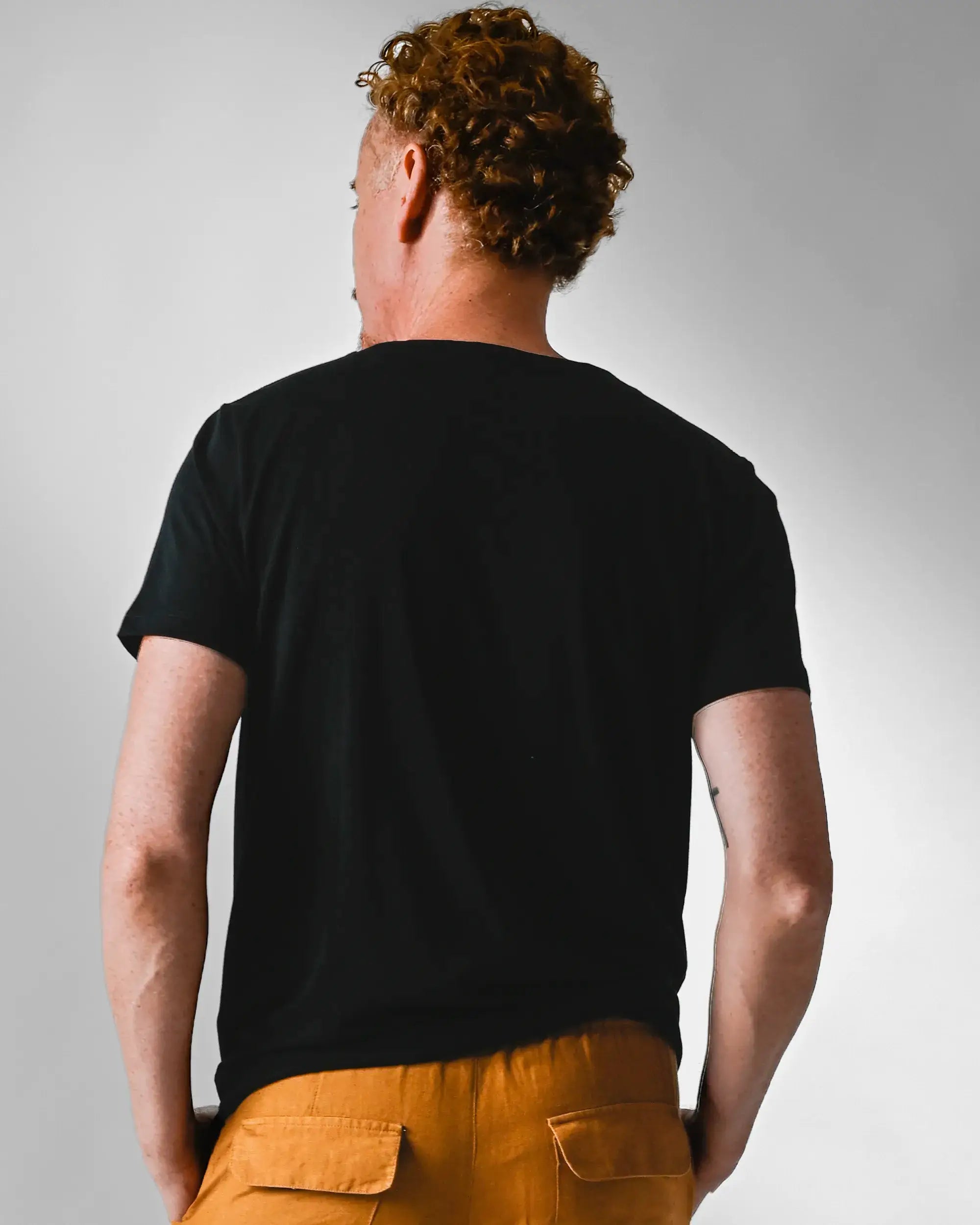 detalhe das costas da comiswta preta masculina 