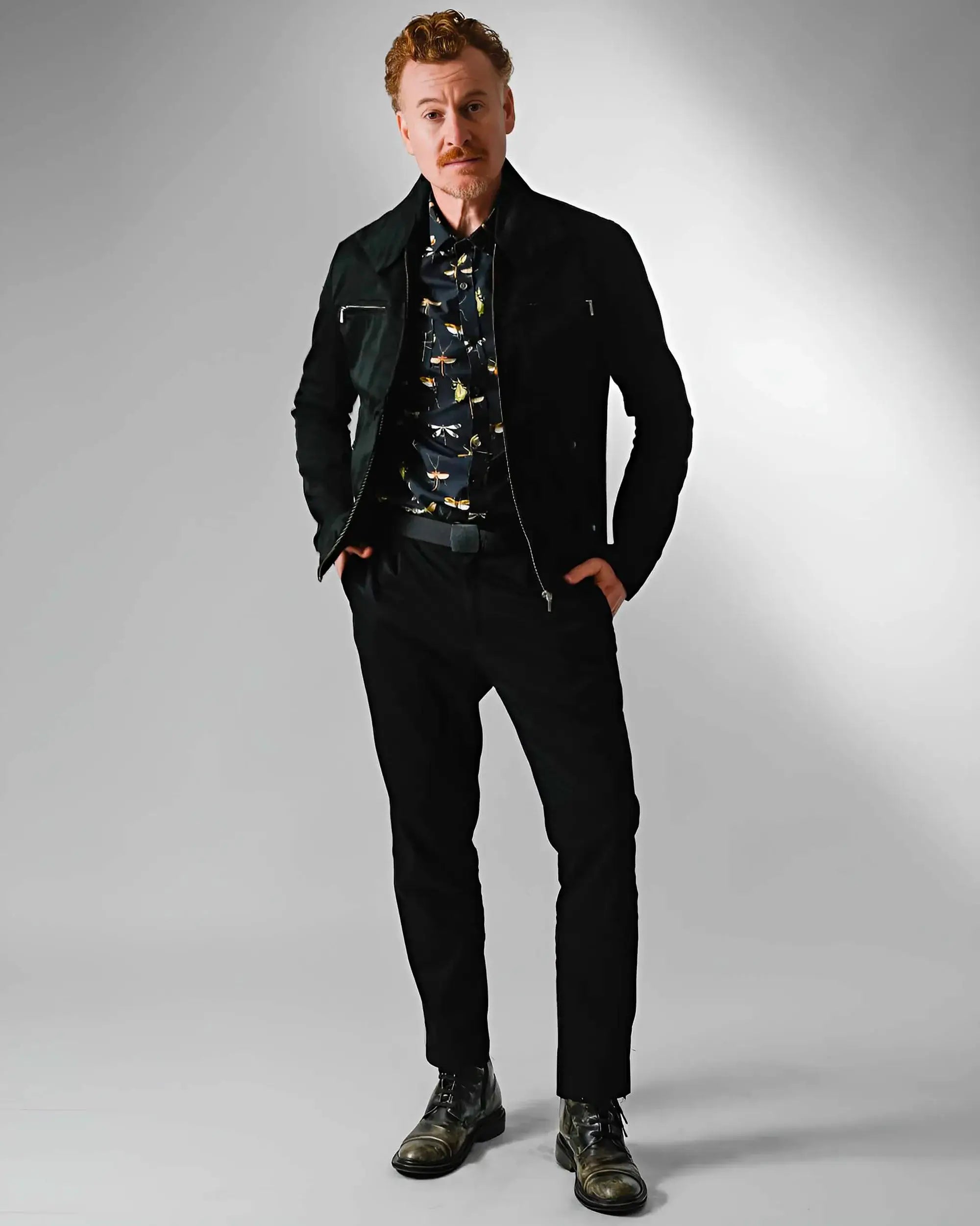 Jaqueta masculina de sarja preta combinada com camisa estampada exclusiva insetos noite.
