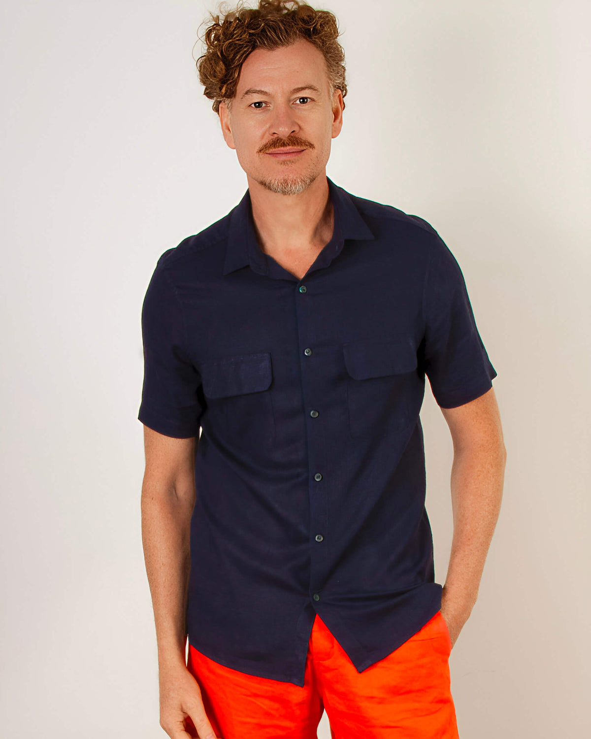 Camisa Manga Curta Cambraia de Linho Marinho Utilitária