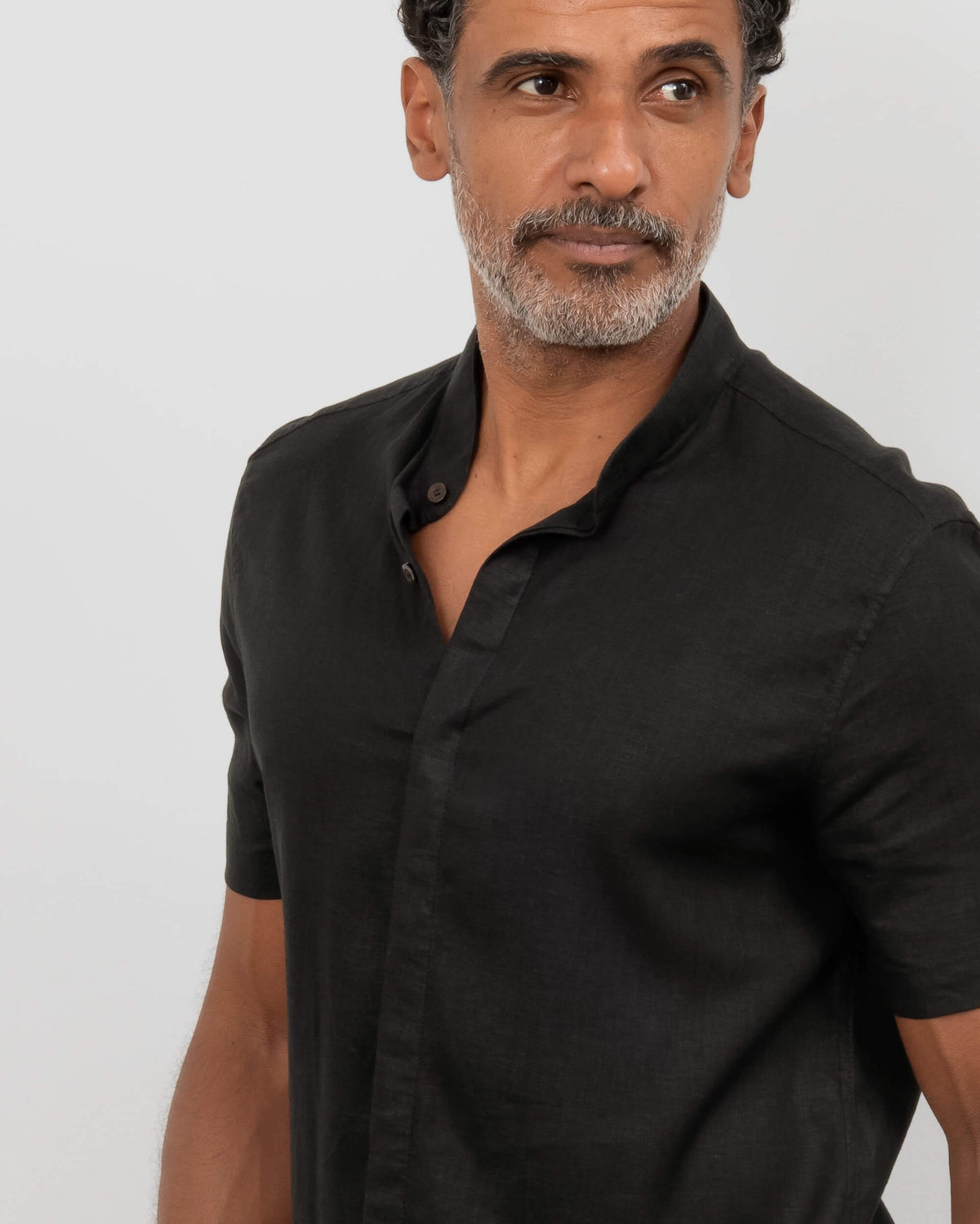 Camisa Preta Gola Mao